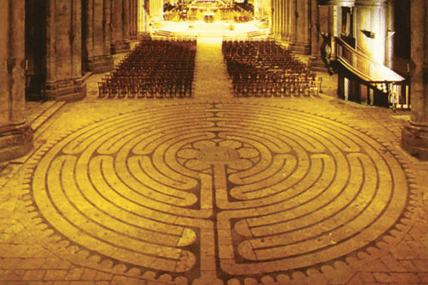 LABIRINT V GOTSKIH KATEDRALAH